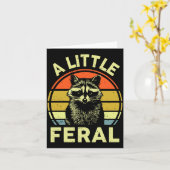 Raccoon-shirt A Little Feral Funny Raccoon Premium カード (黄色い花)