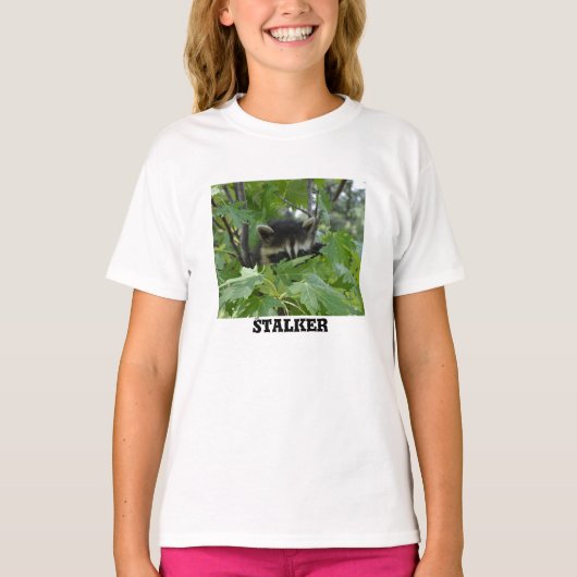 Raccoon Stalker – 女性のTシャツ Tシャツ (正面)