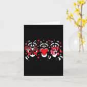 Raccoon Valentines Day Funny Feral Raccoon Love He カード (黄色い花)