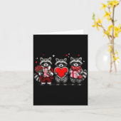 Raccoon Valentines Day Funny Feral Raccoon Love He カード (黄色い花)