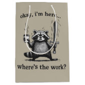 Racoon Okay I'm Here Where's The Work Coffee  ミディアムペーパーバッグ (正面)