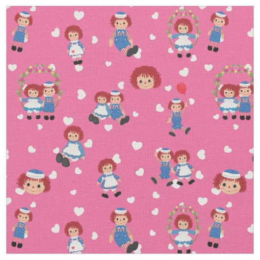Raggedy Ann and Andy on Falling Hearts on Pink ファブリック (クローズアップ)