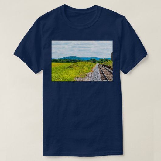 Railroad Tracks and Mountains in Gettysburg PA Tシャツ (デザイン正面)