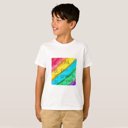 Rainbow BE Kind BE Yourself Inspirational Saying Tシャツ (正面フル)