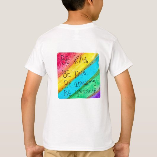 Rainbow BE Kind BE Yourself Inspirational Saying Tシャツ (裏面)
