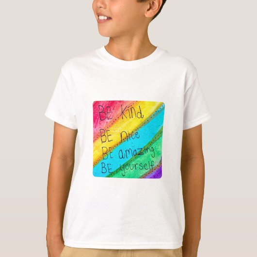 Rainbow BE Kind BE Yourself Inspirational Saying Tシャツ (正面)