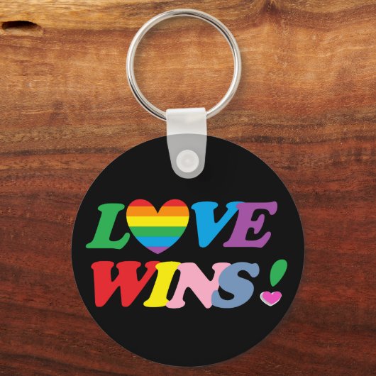Rainbow Love Wins Pride Heart LGBT キーホルダー (正面)