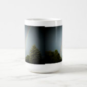 「Rainbow over Evergreen」のイニシャル コーヒーマグカップ (中央)
