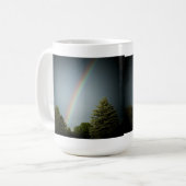 「Rainbow over Evergreen」のイニシャル コーヒーマグカップ (正面左)