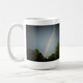 「Rainbow over Evergreen」のイニシャル コーヒーマグカップ (左)