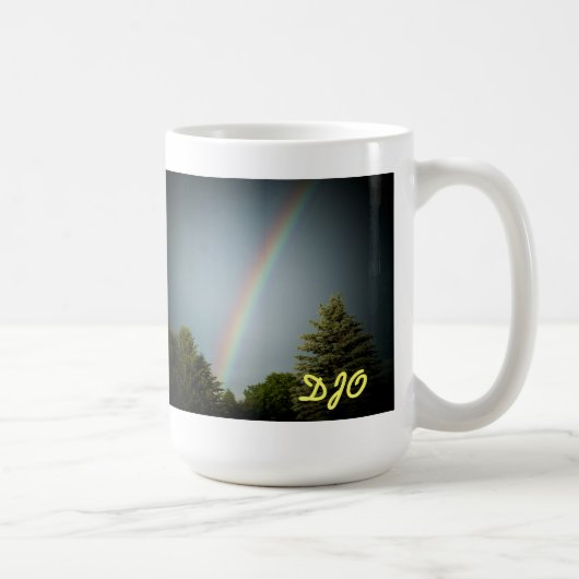 「Rainbow over Evergreen」のイニシャル コーヒーマグカップ (右)