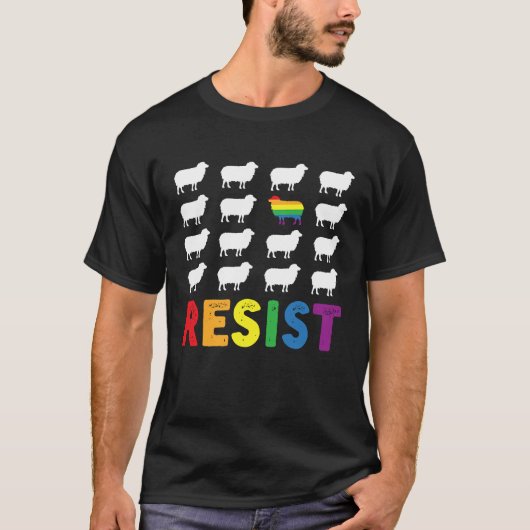 Rainbow Sheep In The Family A Proud Pride Month Mo Tシャツ (正面)