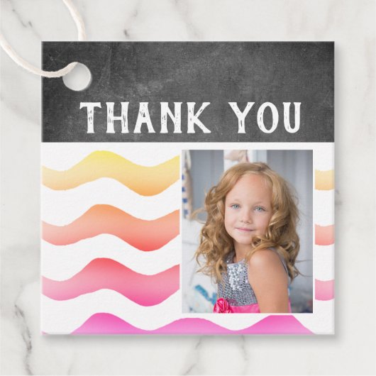 Rainbow Wave Chalkboardフォト誕生日ありがとう フェイバータグ (正面)