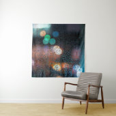 Raindrops on window, night city view through windo タペストリー (インサイチュ)
