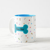 Raining Dog Paws & Bones – カスタマイズ可能な名前 ツートーンマグカップ (正面左)