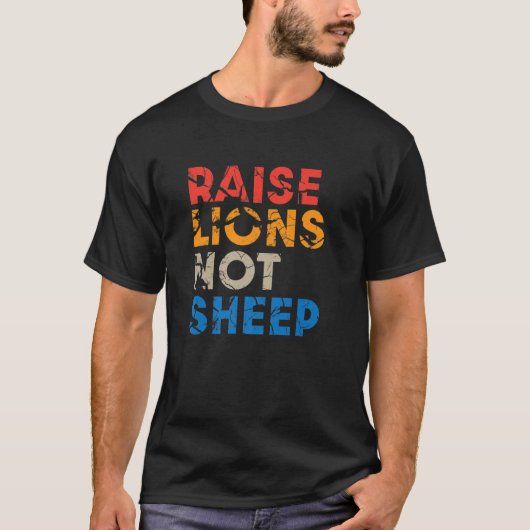 Raise Lions Not Sheep Distressed Patriot Party Tシャツ (正面)