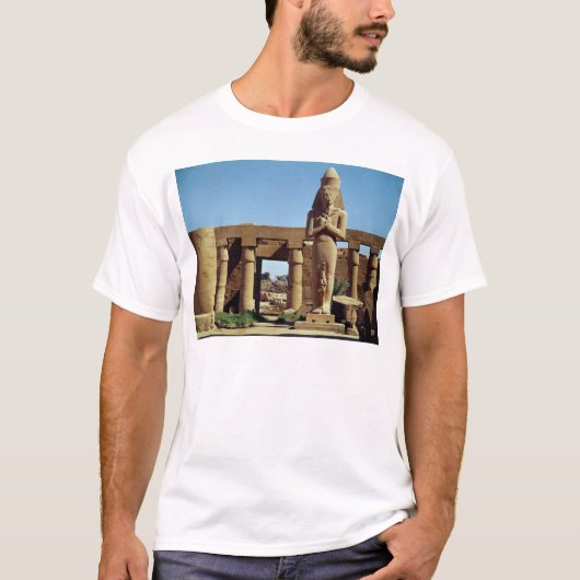 Ramesses IIの大国: 永続的な彫像の Tシャツ (正面)