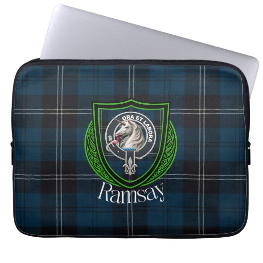 Ramsay Scottish Clan Tartan and Crest ラップトップスリーブ (正面)
