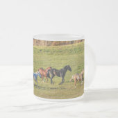 Ranch HorsesランニングのHerdの写真ウマ科の2 フロストグラスマグカップ (正面右)