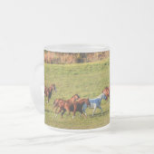 Ranch HorsesランニングのHerdの写真ウマ科の2 フロストグラスマグカップ (正面左)