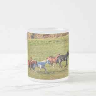 Ranch HorsesランニングのHerdの写真ウマ科の2 フロストグラスマグカップ