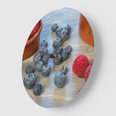Raspberries and Blueberries ラージ壁時計 (傾斜)