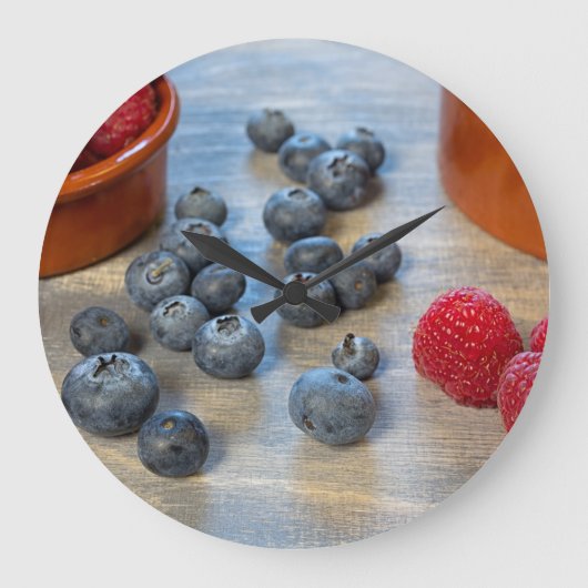 Raspberries and Blueberries ラージ壁時計 (正面)