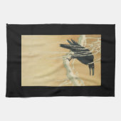 Raven on a tree branch冬のヴィンテージイラストレーション キッチンタオル (横)