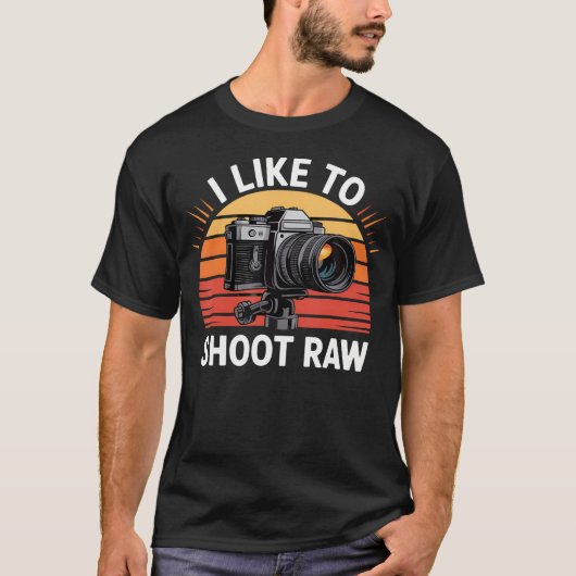 RAW撮影が好きな人のためのカメラデザイン Tシャツ (正面)