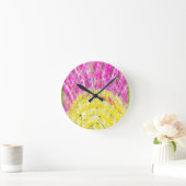 Ray Of Sunshine in Yellow and明るい赤紫色 ラウンド壁時計 (ホーム)