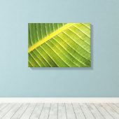 Rayadaによる水滴を持つ大きな熱帯の葉 キャンバスプリント (インサイチュ (ウッドフロア))