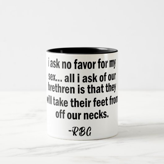 『RBG、ルス·バッジャー·ギンスバーグ、強い女性』 ツートーンマグカップ (中央)