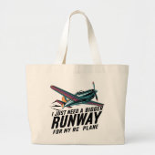RCの飛行機に大きな滑走路が必要おもしろい ラージトートバッグ (正面)