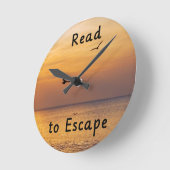 Read to Escape Wall Clock | Book Lover Quote ラウンド壁時計 (傾斜)