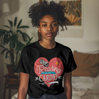 Reading is My Cardio Red Heart Raccoon Tシャツ