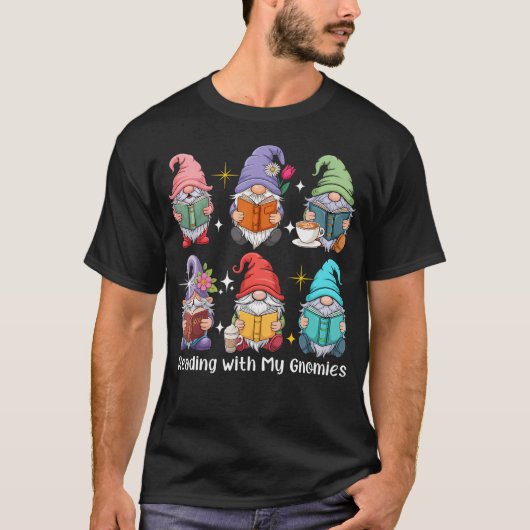 Reading With My Gnomies Group Gnomes Bookworm Libr Tシャツ (正面)