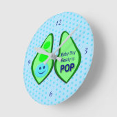 Ready to Pop Baby Boy Blue Pea ラウンド壁時計 (傾斜)