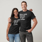 Real Cars Run On V8 Not Coffee Tシャツ (ユニセックス)