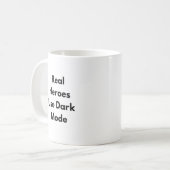 Real Heroes Use Dark Mode マグカップ - プログラマー、開発者、コーダーへ (正面左)