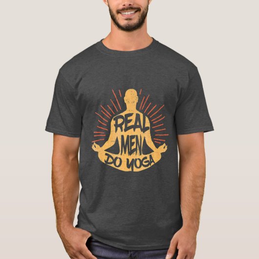 Real Men Do Yoga Man Yoga Pose Tシャツ (正面)