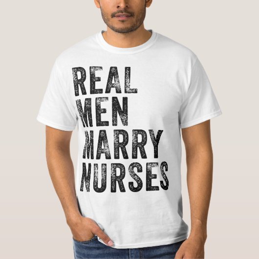 Real Men Marry Nurses Future Husband Wife Engageme Tシャツ (正面)
