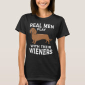 Real men play with their Weiners Funny Dachshund D Tシャツ (正面)
