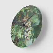 Realistic Grape Vine with Leaves – Fine Art ラウンド壁時計 (傾斜)