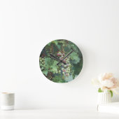 Realistic Grape Vine with Leaves – Fine Art ラウンド壁時計 (ホーム)