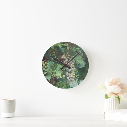 Realistic Grape Vine with Leaves – Fine Art ラウンド壁時計 (ホーム)