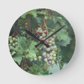 Realistic Grape Vine with Leaves – Fine Art ラウンド壁時計 (正面)