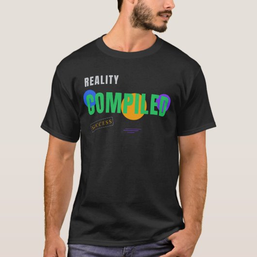 Reality Compiled - 面白プログラマータイポグラフィーデザイン Tシャツ (正面)
