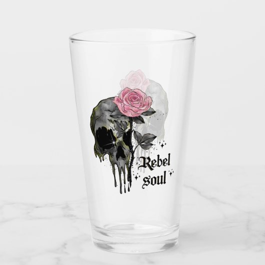 Rebel Soul – ピンクのバラを持つゴシックスカル タンブラーグラス (正面)