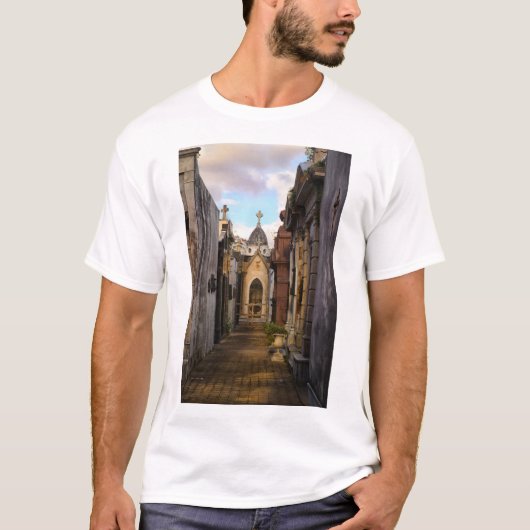 Recoletaの墓地の夕べライト Tシャツ (正面)