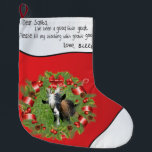 RED ADD YOUR GOAT写真 – 名前Santa 親愛リース ラージクリスマスストッキング<br><div class="desc">白い足の先が上の白いカフのようにスタイル設定されているゴヤギの写真のための休日リースに囲まれたグラデーション赤い背景 – 結果のために大きな正方形の写真を使用最高の – このクリスマスのストッキングは子供のような手の中にメッセージを持っていま書書す：サンタゴヤ、私は良小やぎった。私のストッキングに美味しいお菓子を入れて下さい。Love (and you sign your goat's name) - Adorable for the ecular goat owners... 私のように：) GetYerGoat独占的.</div>